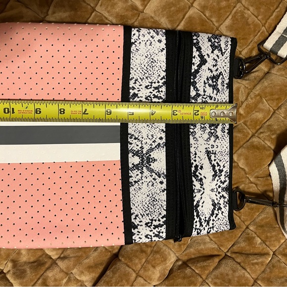 Crossbody pink white gray NWOT Great for carrying a tablet also - Picture 3 of 6